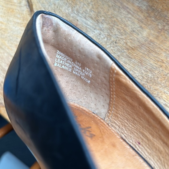 Clark’s Artisan black leather open toe pumps with 2” heel women’s 8 - Picture 6 of 8